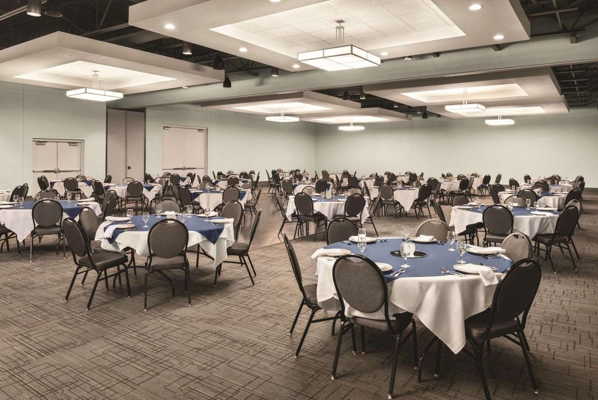 Radisson Hotel&Conference Center Fond du Lac Extérieur photo